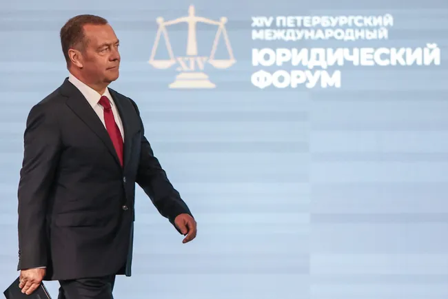 На ПМЮФ в Санкт‑Петербурге участники обсудили демографию, баланс прав и обязанностей, угрозы информационной безопасности и возможные ориентиры для правовой практики.