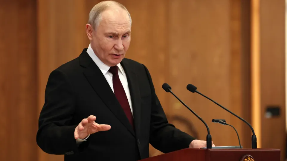 Президент России заявил, что Москва готова нанести ответные удары по странам Европы, если с их территории будут запускать беспилотники по российским объектам. Он охарактеризовал атаки дронов как попытку дестабилизации и отметил отсутствие предпосылок для мирных переговоров с Украиной.