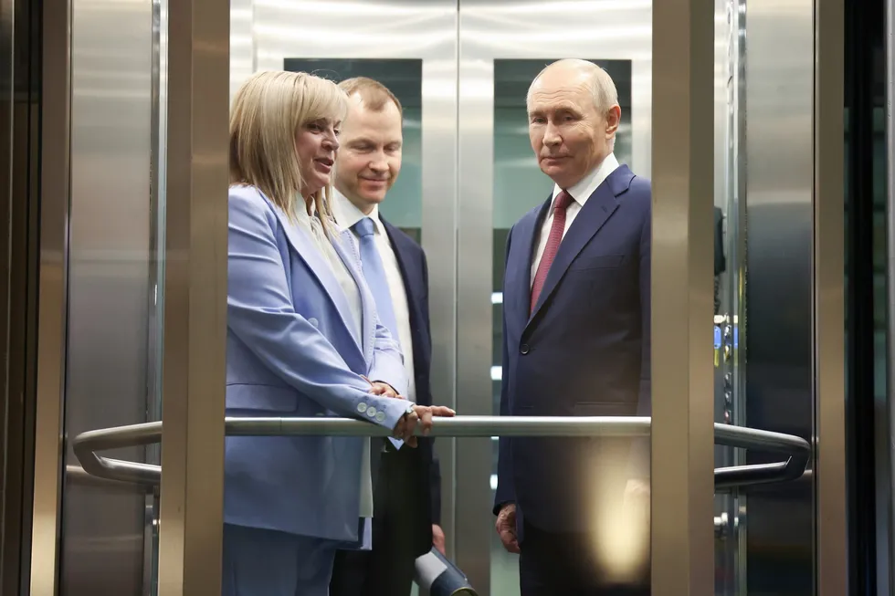 Руководители силовых ведомств якобы предлагают президенту отменить или перенести сентябрьские выборы в Госдуму из‑за экономических проблем, падения рейтингов и угроз безопасности. В администрации идут переговоры: одни блоки поддерживают перенос, другие выступают за сохранение графика голосования.