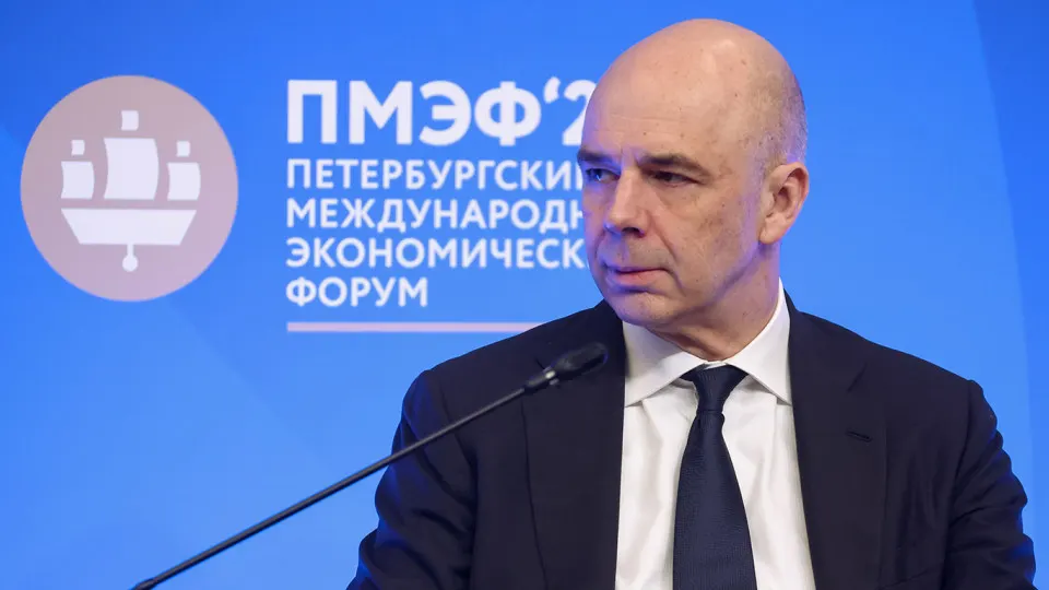 По оценке Счетной палаты, доходы федерального бюджета по итогам года могут составить 38,2 трлн руб. — это на 2,1 трлн (5,2%) меньше запланированного из‑закона. Основные причины — снижение нефтегазовых поступлений и укрепление рубля.