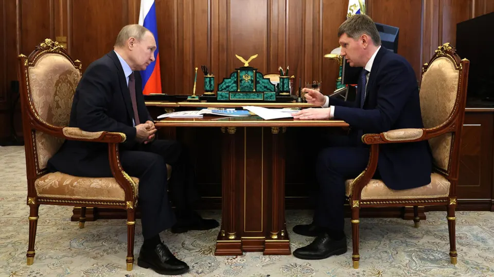 Президент потребовал запустить новый инвестиционный цикл, но министр и эксперты называют бюджетную экономию, высокие ставки, слабую инвестиционную активность бизнеса и риски национализации причинами падения инвестиций; официальные и независимые прогнозы ожидают дальнейшего сокращения.