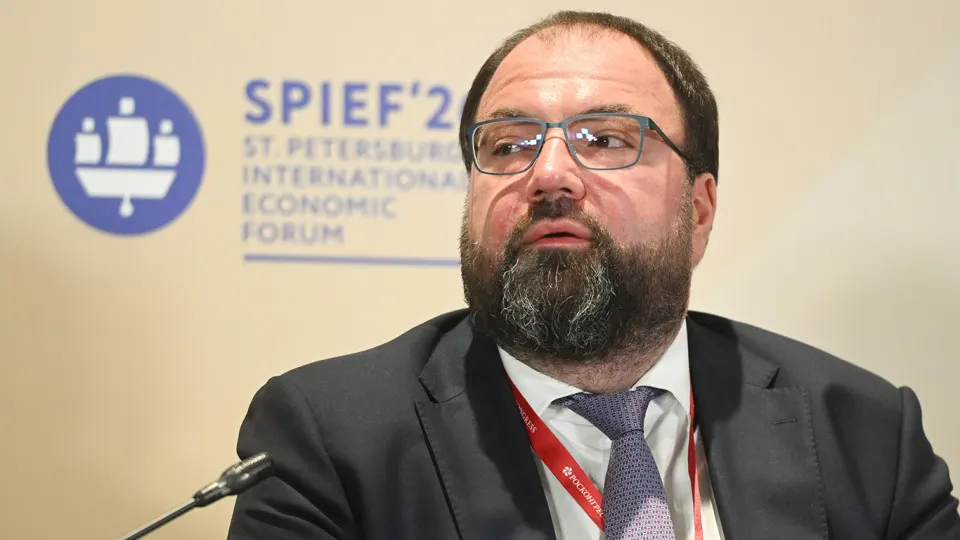 Глава ведомства заявил о планах внедрить возрастную идентификацию на онлайн‑платформах. Рассматриваются варианты верификации — через «Госуслуги», биометрию или банки; эксперты предупреждают о рисках утечек персональных данных.