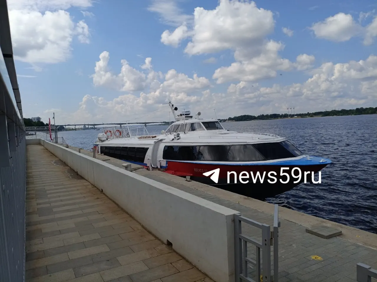 Судно «Восход‑50» заметили на причале пермской набережной после ремонта в Ленинградской области. Такие суда используются для экскурсий и перевозки жителей, вместимость — около 70 человек.