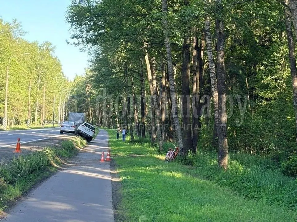 В Курортном районе Петербурга автомобиль совершил наезд на велосипедиста на 4-м километре велодорожки; пострадавший скончался, водитель съехал в кювет.