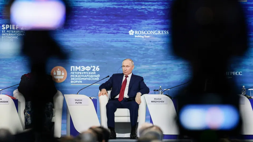 На Петербургском экономическом форуме крупные предприниматели и топ‑чиновники констатировали падение инвестиций и замедление роста, предупреждая о риске многолетней рецессии и призывая к мерам по восстановлению спроса и инвестиций.