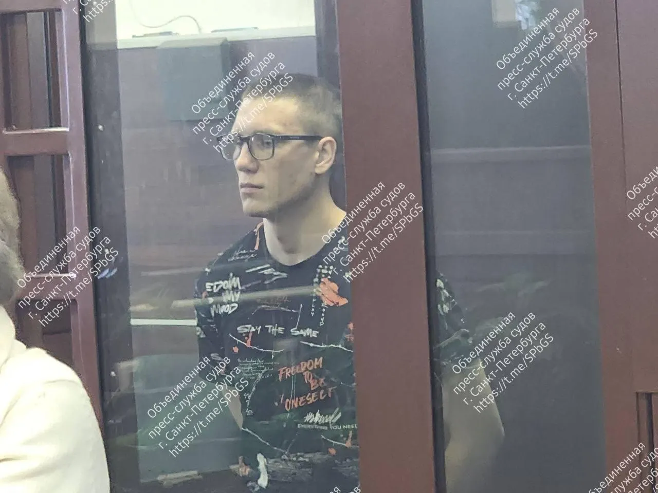 Апелляция в Санкт-Петербурге увеличила срок осуждённого на два месяца, но снизила сумму штрафа на 300 тысяч рублей. Ранее ему назначили 15 лет колонии по ряду серьёзных обвинений.