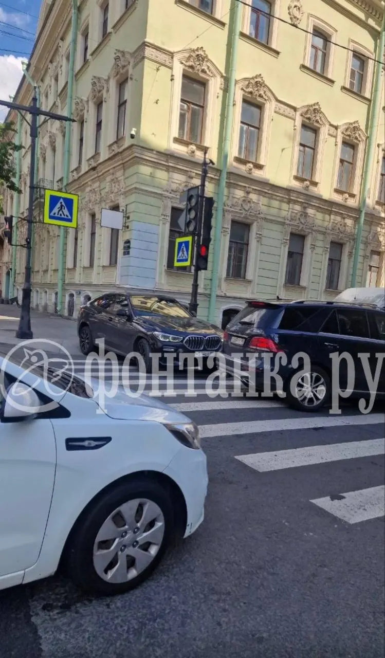 На ЗСД и КАД образовались многокилометровые пробки, в центре города также плотное движение — водители сообщают о перекрытиях и затруднениях на ключевых улицах.