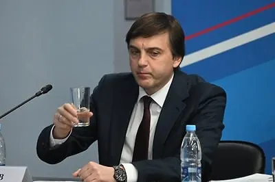 Министерство утвердило список для внеклассного чтения: в него вошли современные произведения, в том числе патриотической направленности о подвигах современных защитников Отечества и героях СВО.