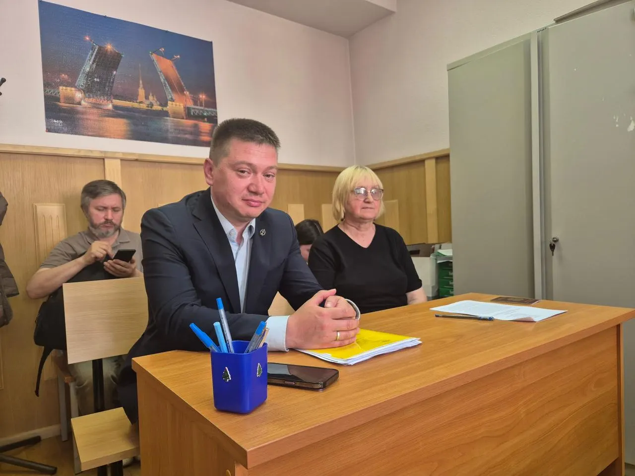 Пенсионерку Марину Балуеву оштрафовали на 15 тыс. рублей по статье о «дискредитации» армии за фотографию с акции 2014 года. Штраф ниже минимального размера по статье — адвокат указывал на низкую пенсию подзащитной.