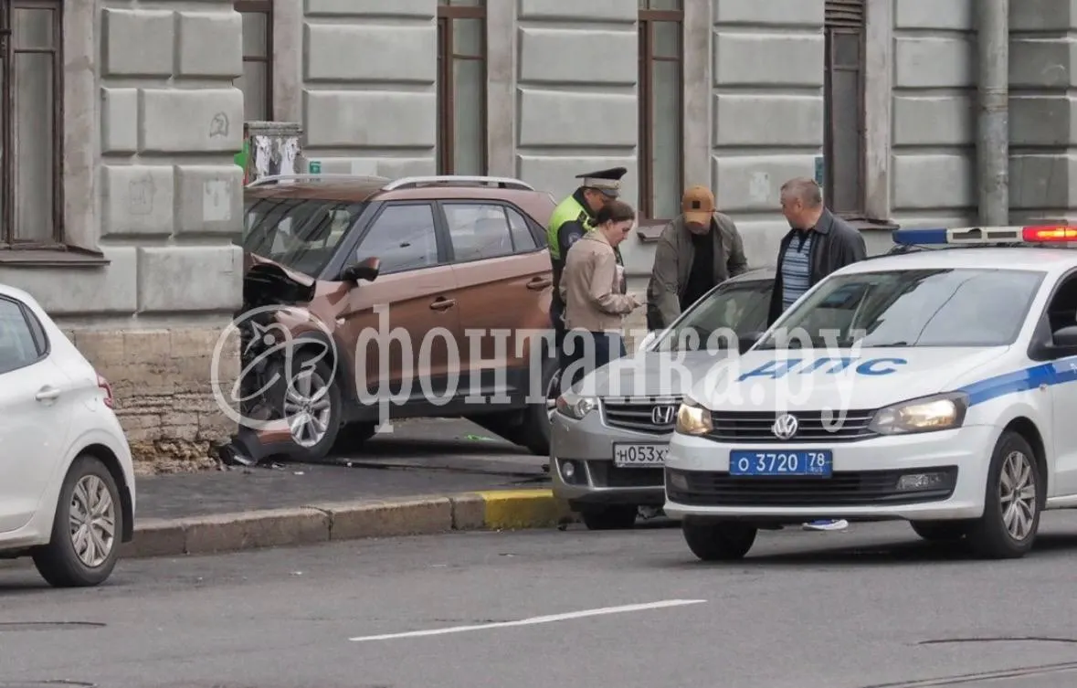 В Петербурге автомобиль въехал в здание клиники военной травматологии и ортопедии. Подробности ДТП уточняются, информация о пострадавших пока не подтверждена.