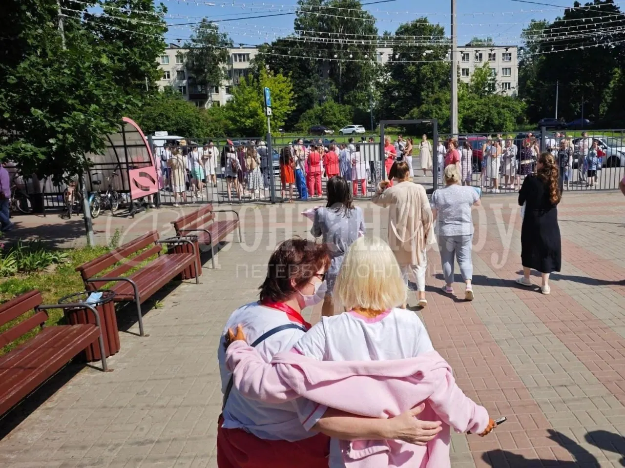 Перинатальный центр и Николаевскую больницу эвакуировали: из роддома вывели беременных, родивших мам и младенцев. Причины пока неизвестны.