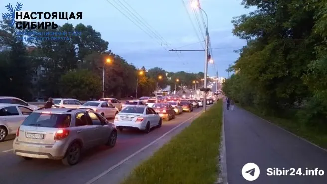 После роста ограничений на заправках в нескольких регионах Сибири особенно остро ситуация осложнилась в Иркутске: водители проводят в очередях по 8–9 часов, на некоторых сетях ограничили отпуск топлива и приостановили розничную продажу.