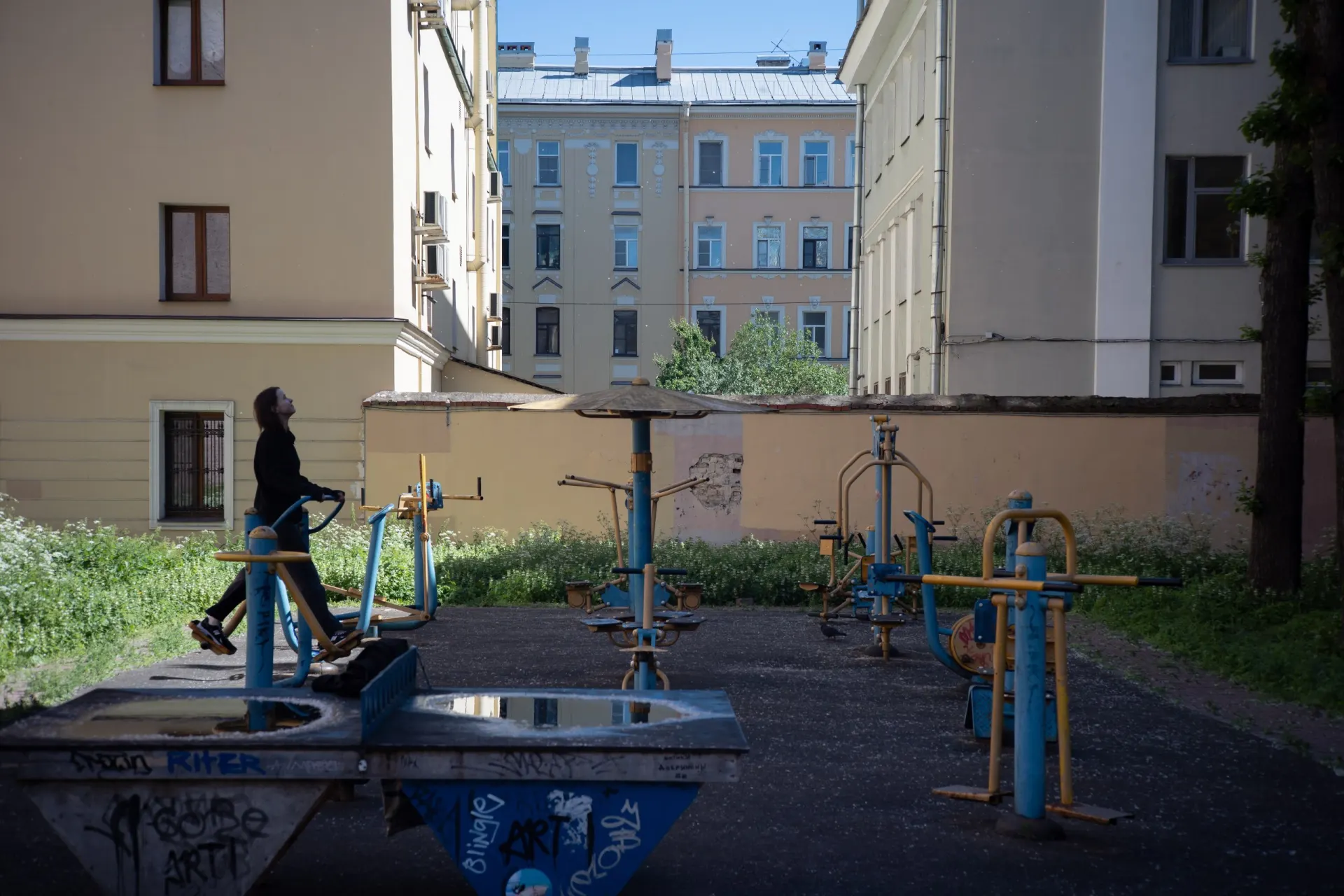 В Пулково отменены и задержаны рейсы после атаки дронов. В Ленинском суде вернули протоколы против бывшего сотрудника, на ЗСД ограничено движение из‑за ремонтов. По стране — удары по объектам, есть пострадавшие и повреждённые предприятия; в учебник истории включат описание применения беспилотников и «Орешника». Также объявлена отставка премьер‑министра Великобритании.