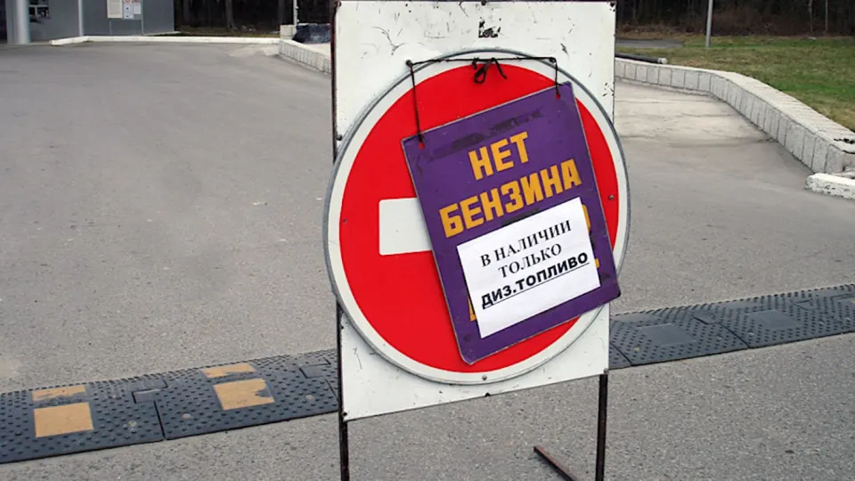 С ночи 3 июня в Севастополе бензин отпускают только для экстренных служб; продажи для населения ожидается возобновить около 14:00. Дефицит вызван ударами по нефтяной инфраструктуре и значительным снижением переработки в РФ.