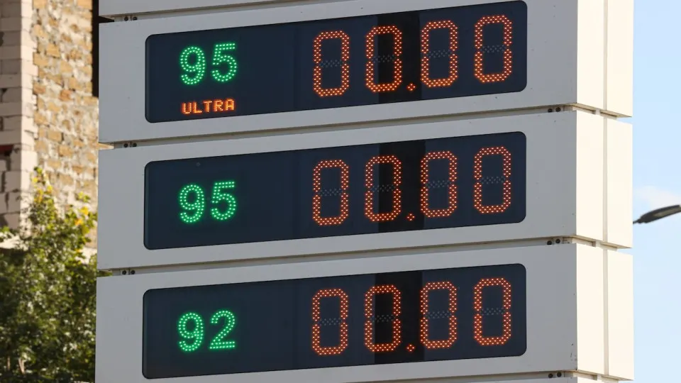Средняя цена топлива на АЗС за неделю выросла на 0,9%. С начала года бензин прибавил 5,6%, дизель — 4,8%. Рост цен отмечен в десятках регионов; дефицит и снижение производства усиливают давление на рынок.