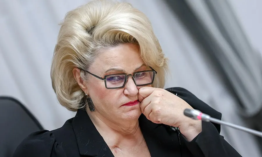 Председатель комитета по защите семьи Нина Останина призвала Роскомнадзор и Минцифры использовать опыт «замедления» сервисов для ограничения времени, которое дети проводят в онлайн‑играх и социальных сетях.
