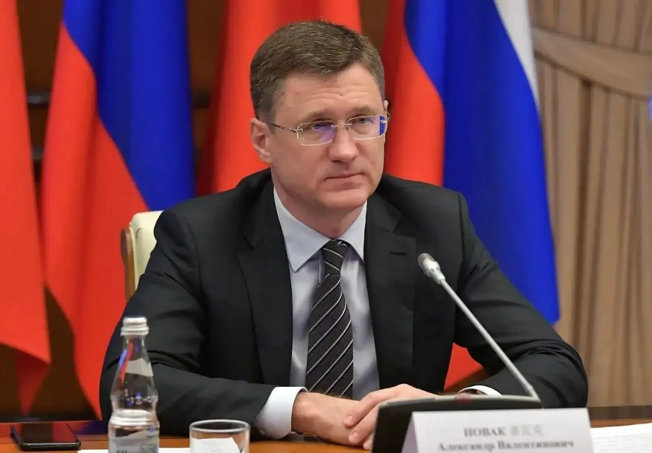 Вице‑премьер заявил, что поставок топлива достаточно, власти перенастраивают логистику под потребности регионов; искусственный ажиотаж увеличил спрос на 20–30%.