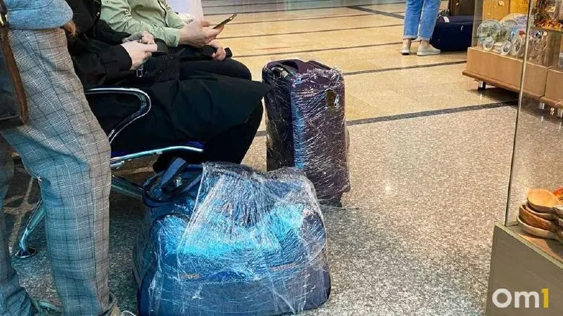 Утром 19 июня в аэропорту Омска отменён рейс в Шереметьево, ряд рейсов перенесён — среди направлений Сочи, Казань и Санкт-Петербург.