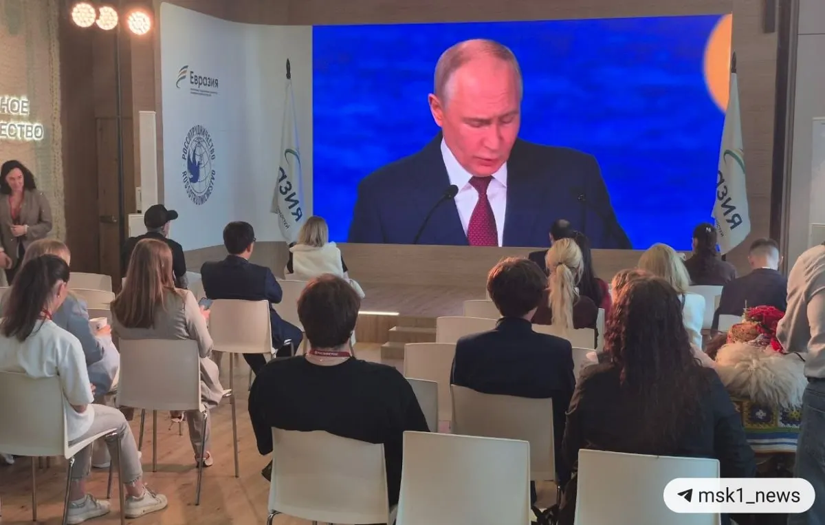 Президент озвучил основные наблюдения о смене центров экономического роста, роли БРИКС и влиянии замороженных резервов на валюты Запада.