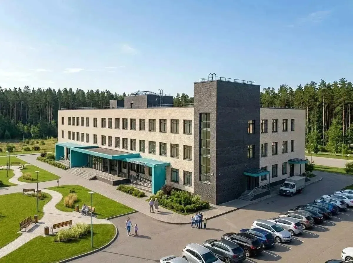 Трёхэтажное здание поликлиники построят примерно за полтора года: подрядчику заплатят 508,5 млн рублей. С учётом закупки оборудования общий бюджет проекта оценивают в 1,2 млрд рублей; техника и мебель будут закупаться отдельно. Идея реализуется с 2021 года.