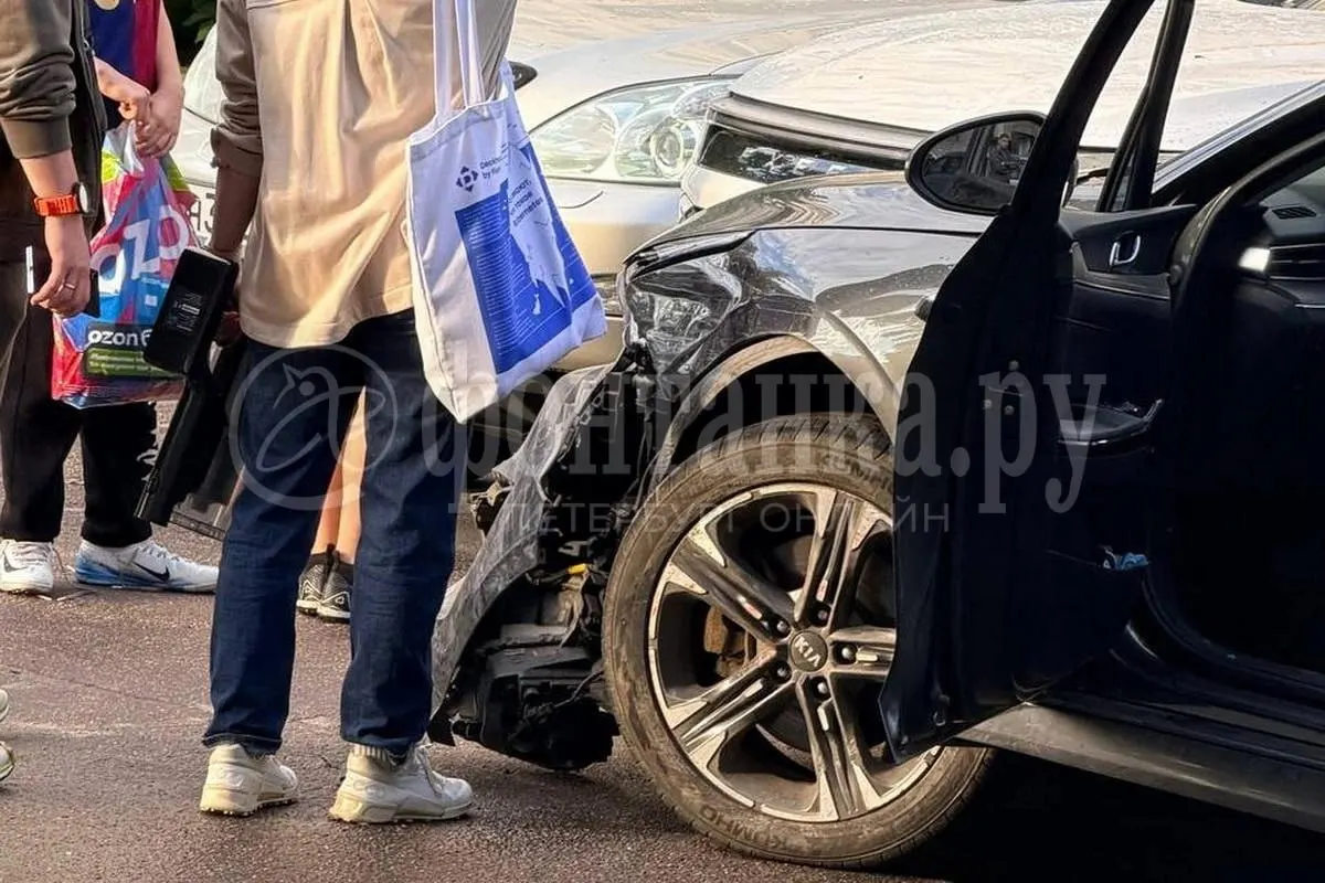 Во дворе на улице Маршала Тухачевского автомобиль под управлением пьяного водителя въехал в несколько припаркованных машин. Прохожие с детьми успели отскочить, водителя задержали и составили протокол.