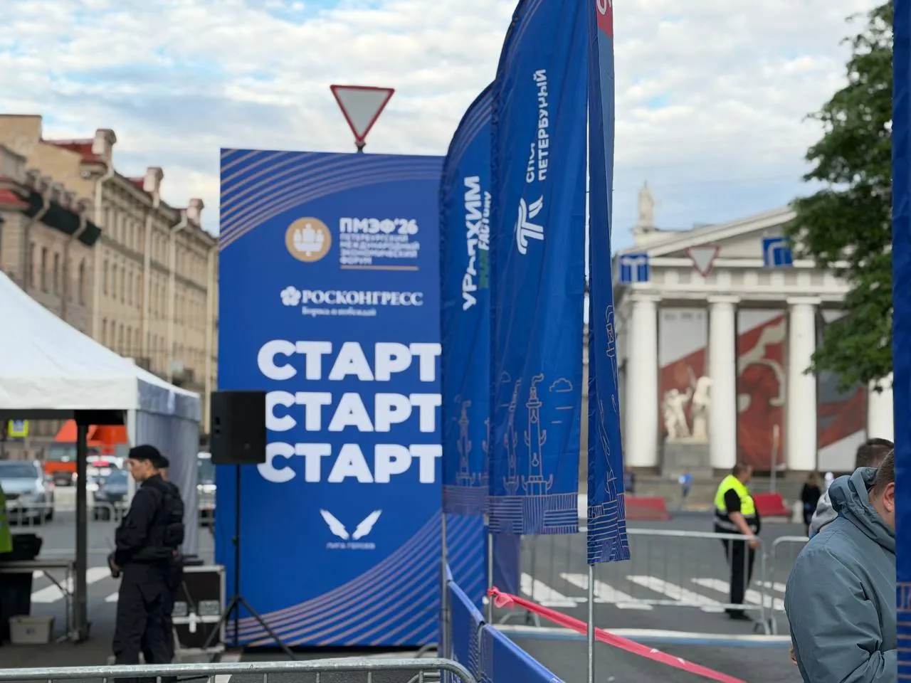 Пяткилометровая трасса прошла по центру Санкт‑Петербурга вдоль Адмиралтейской набережной; старт и финиш — на площади Исаакиевского собора.