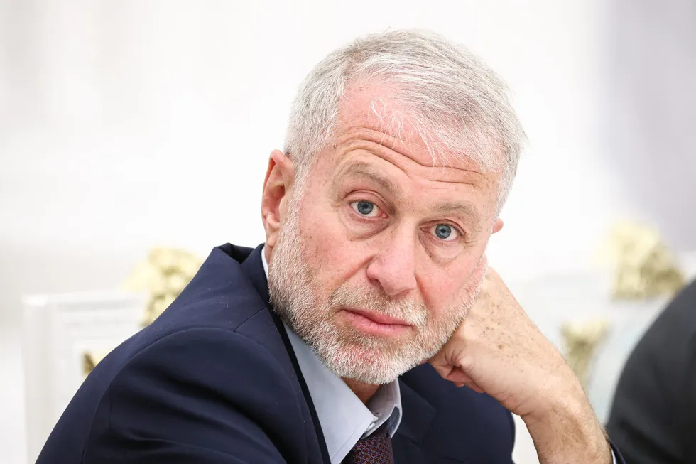 По словам нескольких источников, российский бизнесмен Роман Абрамович в мае встретился в Киеве с Владимиром Зеленским и был попрошен передать предложение о личной встрече президенту России. Официальных комментариев пока нет.