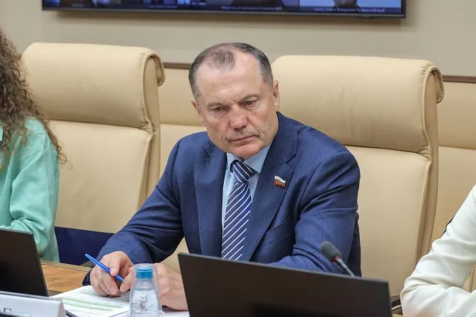 Член Комитета Совфеда предложил закрепить законом формат, при котором студенты будут обязаны проводить на базовых предприятиях до 50% учебного времени. В инициативе не уточняется оплата и защита прав учащихся.
