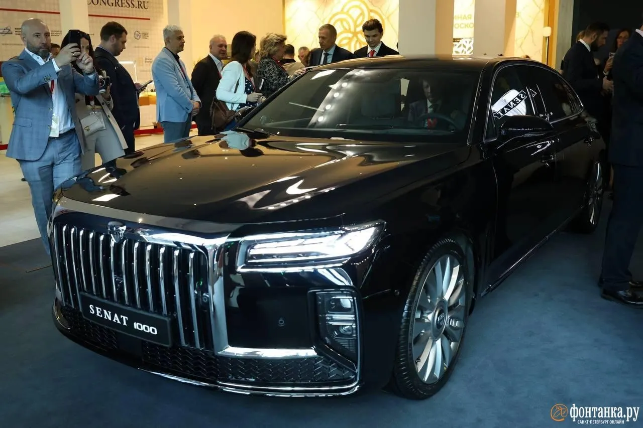 На площадке бывшего завода Toyota в Шушарах показали первые модели Senat 900 и Senat 1000 — цены от 12 и 14 млн рублей. В 2026 году рассчитывают выпустить несколько тысяч машин, позже в линейку добавят кроссовер.