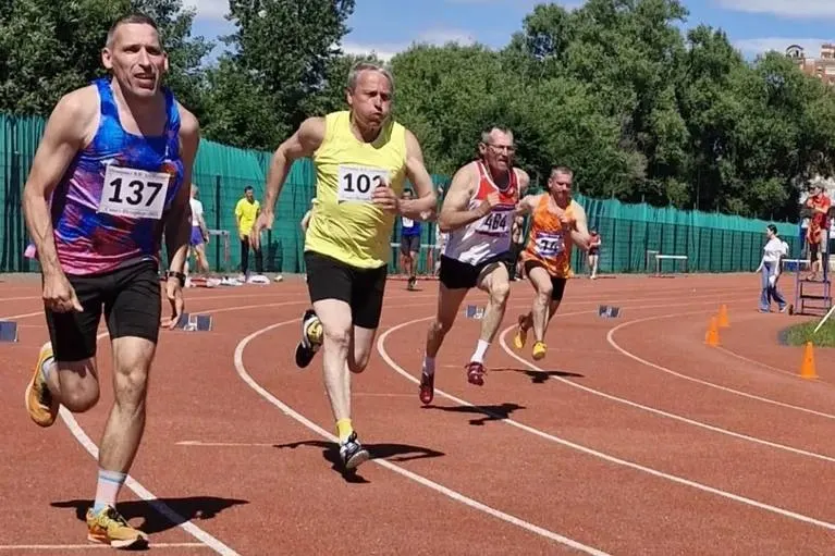 Спортсмен из Барнаула пробежал 100 метров за 13,37 секунды на летнем чемпионате «Белые ночи Балтики» в Санкт-Петербурге и установил рекорд России в возрастной категории 65+. Также стал вторым на дистанции 200 м.