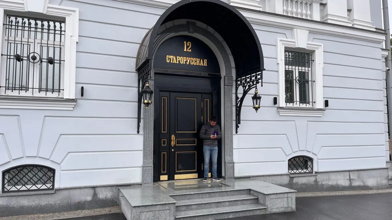 Офис на Старорусской улице закрыт: на месте работают полиция и ФСБ. Следствие подозревает Трабера в организации убийства 2020 года.