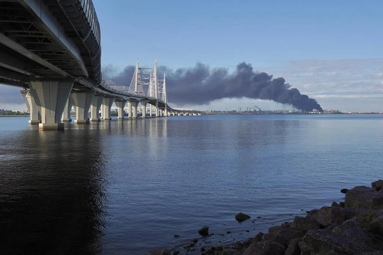 Международные сервисы оценивают воздух в городе как плохой или вредный в ряде районов, тогда как главный синоптик называет эти данные «западными сервисами». Официальный ресурс мониторинга не работает с 3 июня.