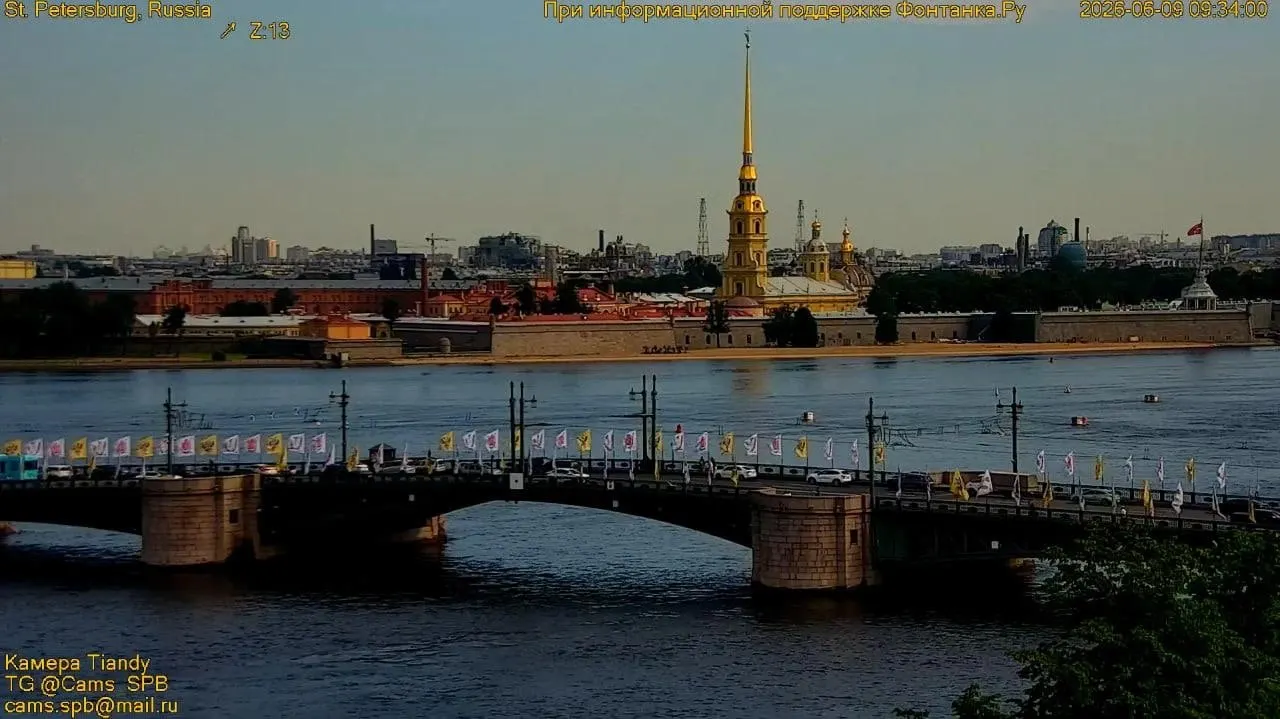 В историческом центре Санкт‑Петербурга на Неве устанавливают навигационные буи. В связи с подготовкой к празднику «Алые паруса» вводятся временные ограничения движения.