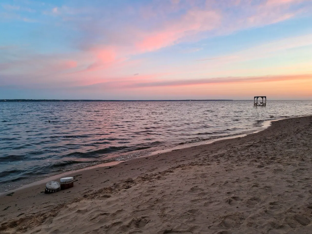 Роспотребнадзор назвал безопасным для купания лишь Ольгинский водоём в Выборгском районе Петербурга. В Ленинградской области разрешены три пляжа в Приозерском районе.