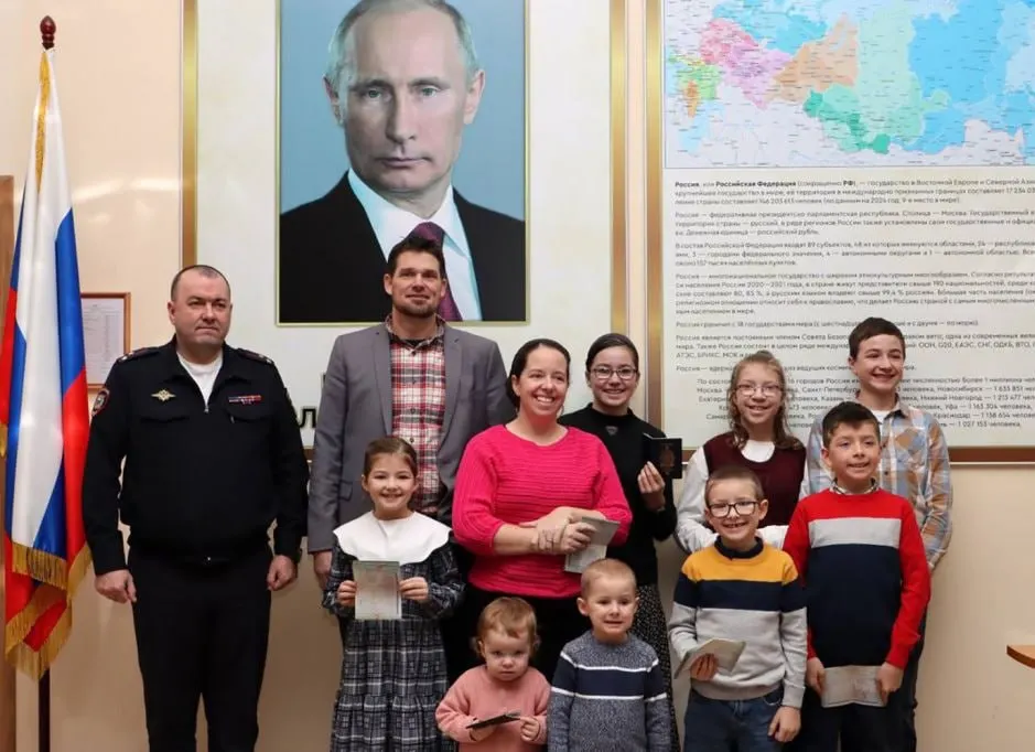 В 2025 году 1112 иностранцев получили специальные визы для переезда в Россию как лица, разделяющие традиционные российские духовно‑нравственные ценности; крупнейшие группы — из Германии и Франции.