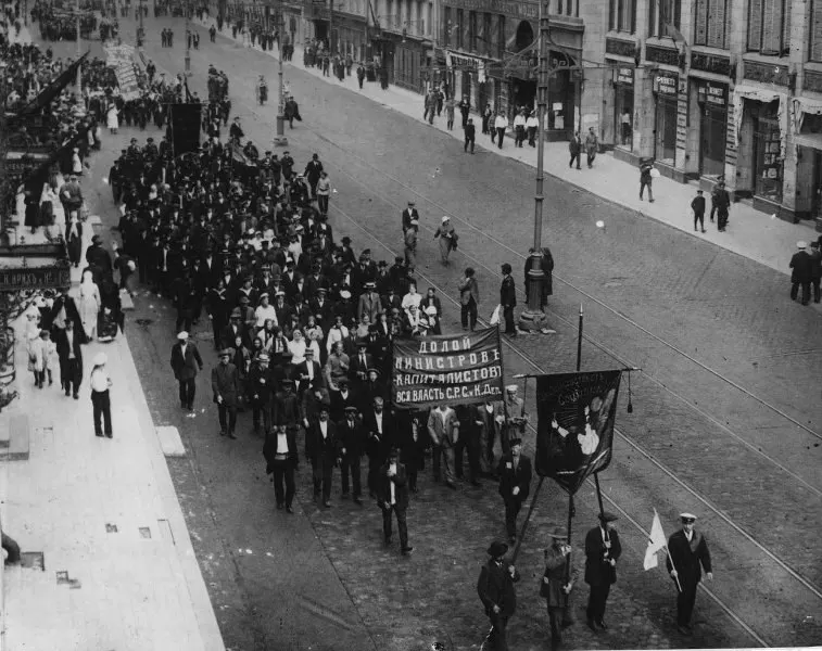 В мае—июне 1917 года в Петрограде прошли первые выборы в районные думы: высокая явка, победа социалистических сил и заметные эпизоды политического насилия, которые повлияли на атмосферу предвыборной борьбы.