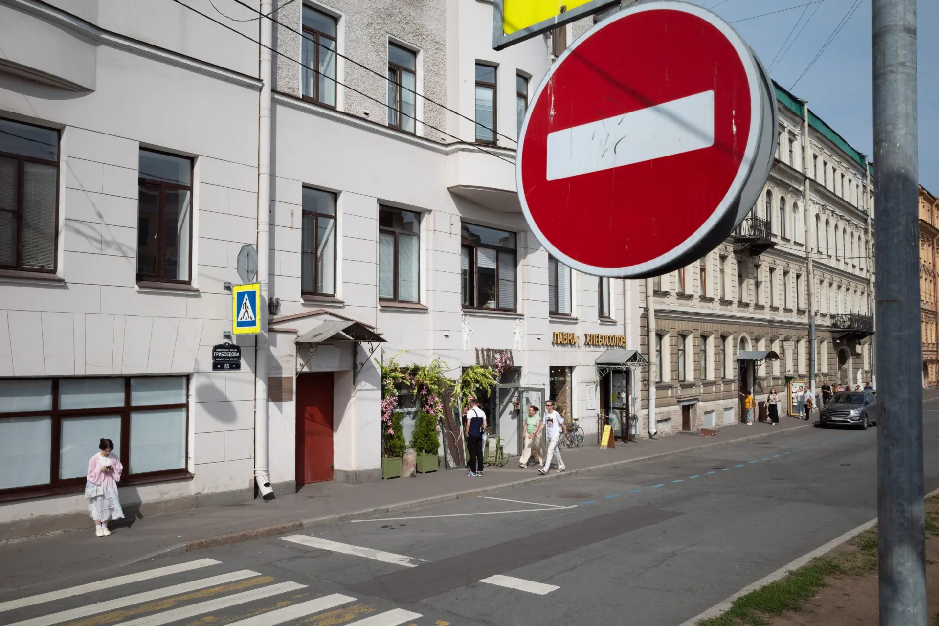 Сводка по Петербургу и регионам: суд вынес приговор по делу об организации незаконной миграции, в городе произошли ДТП с участием велосипедистов, а в Иркутске задержали перекупщиков топлива.