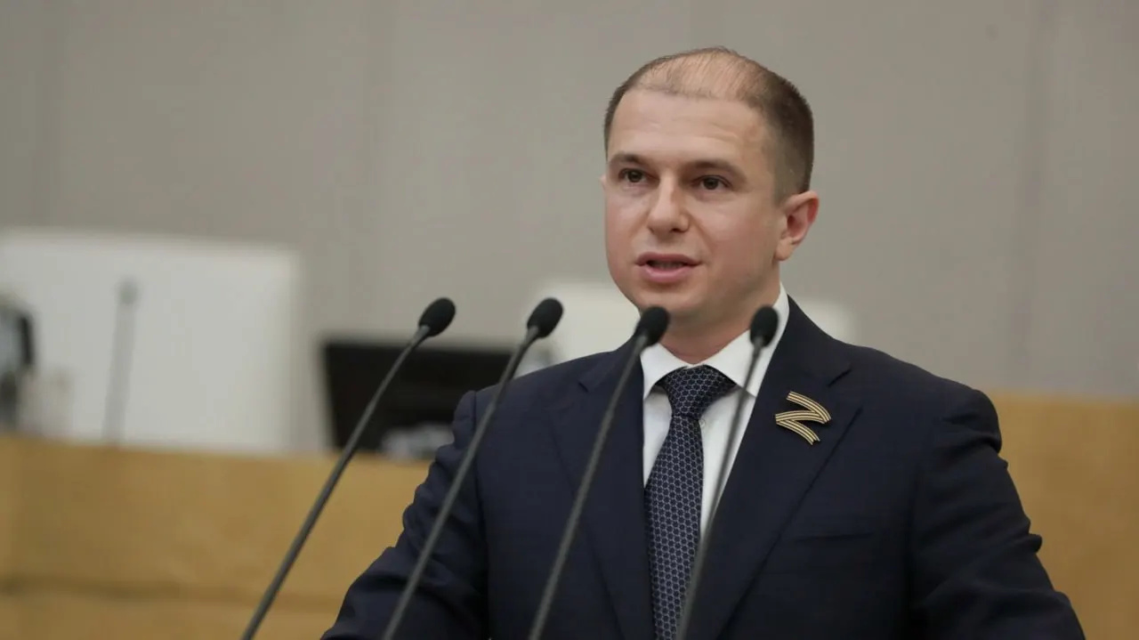 В округе №211 победил Михаил Рахлин; действующий депутат Михаил Романов занял только третье место. Также отмечены победы ряда кандидатов по другим думским округам Петербурга.