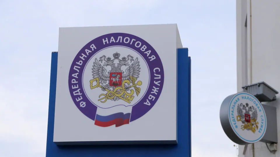 По данным Росстата, к апрелю 2026 года общая сумма долгов по налогам, пеням и штрафам выросла примерно на треть за год — до почти 4 трлн рублей. Основная часть задолженности — недоимки и начисленные пени; лидируют Москва, Подмосковье и Санкт‑Петербург.