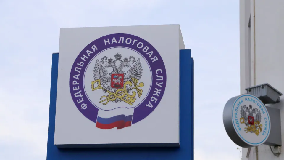 Федеральная налоговая служба рекомендовала региональным властям расширить налогооблагаемую базу и повысить ставки, чтобы сократить исторический дефицит местных бюджетов в 1,5 трлн рублей. Снижение поступлений и замедление экономики увеличивают риск роста долговой нагрузки.