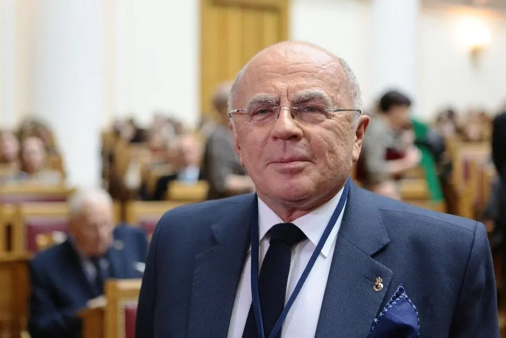 После снятия обеспечительных мер и формального возвращения в должность в конце мая Запесоцкий попросил перевести его советником в ФНП и передал руководство университетом Ларисе Пасешниковой.