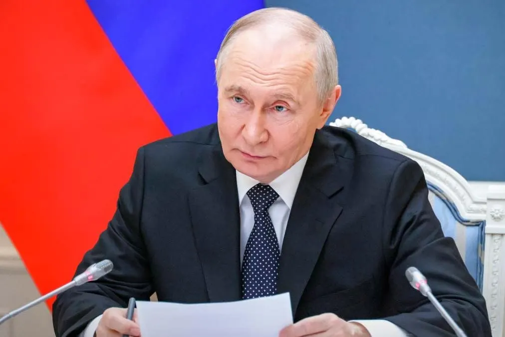 Указ расширяет прежний механизм отсрочки платежей: теперь ограничения распространяются и на банковские депозиты перед иностранными вкладчиками из стран, признанных Россией «недружественными». Документ вступил в силу 1 июня 2026 года.