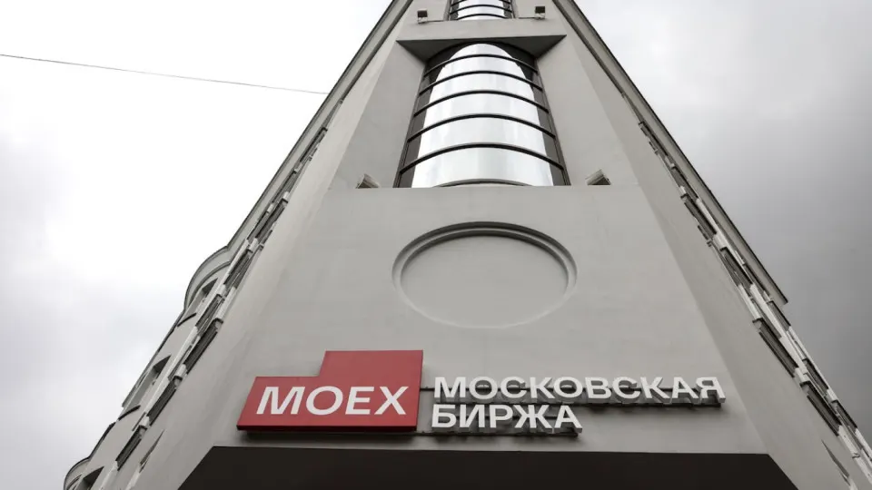 После Петербургского международного экономического форума индекс Мосбиржи резко снизился: бумаги крупнейших компаний и девелоперов рухнули на фоне геополитической неопределённости и отсутствия позитивных сигналов.
