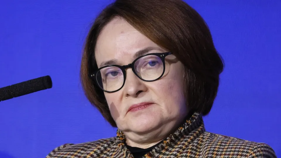 Резкий рост цен на бензин и снижение выпуска нефтепродуктов могут отложить или свести на нет ожидаемое смягчение денежно‑кредитной политики — центробанк уже сжал шаги по снижению ставки на фоне нарастания инфляционного давления.