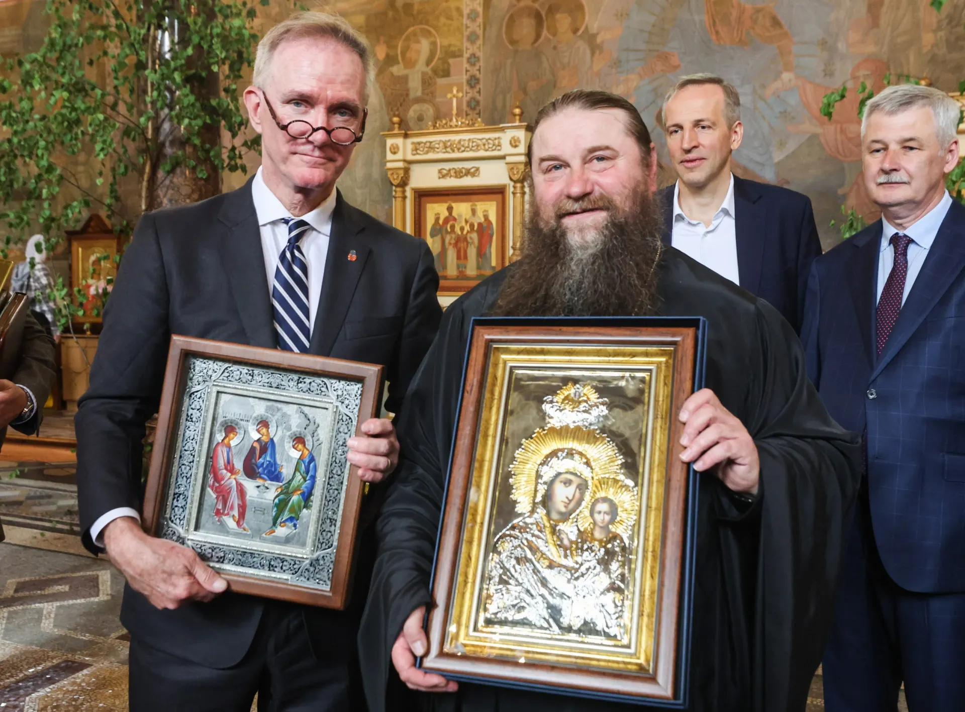 В Троице‑Сергиевой пустыни в Стрельне Родни Мимс Кук‑младший подарил игумену копию иконы, получил в ответ копию «Троицы» и принял участие в кинопоказе «Гуманитарный мост» в рамках культурной программы ПМЭФ.