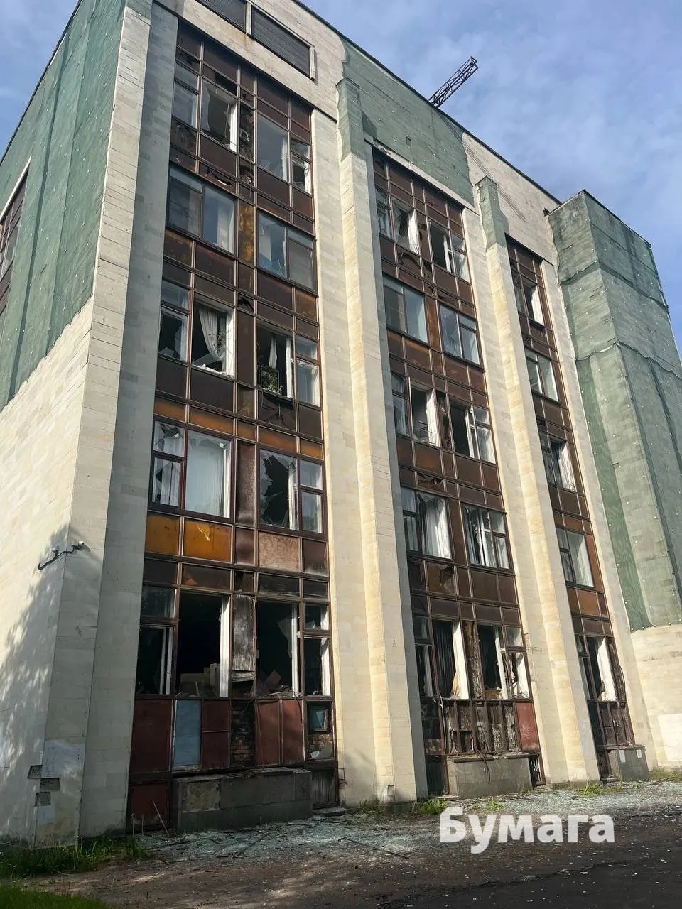 В Петродворце зафиксировали повреждения окон в здании Научно-исследовательского института физики имени Фока — фотографии прислали очевидцы, причины выясняются.