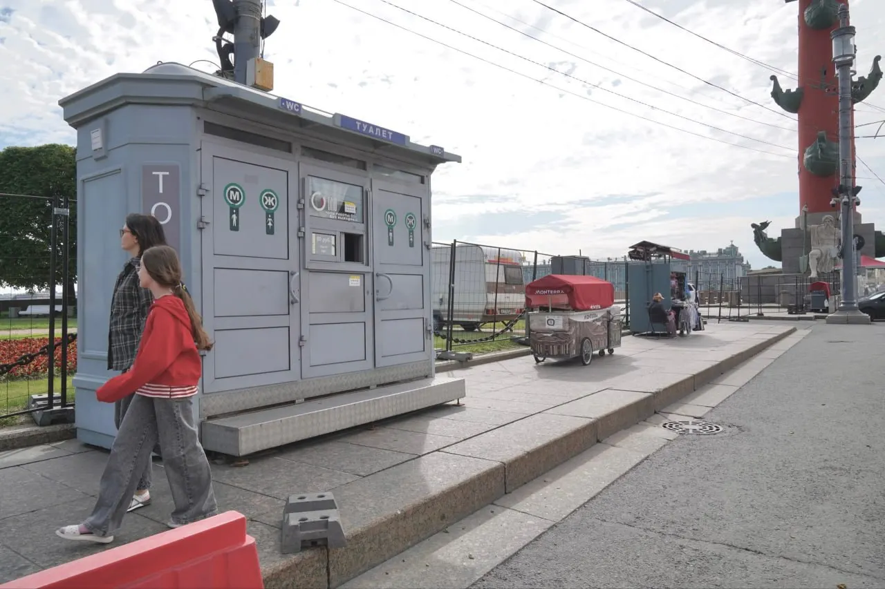 В Санкт-Петербурге заранее ограничили движение на центральных улицах в преддверии праздника «Алые паруса». Приводим основные даты репетиций и список перекрытий и запретов на парковку.