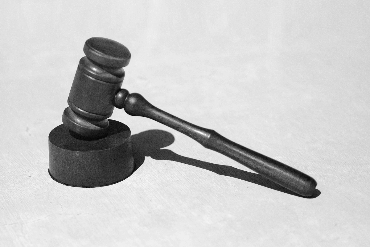 Выборгский районный суд Санкт‑Петербурга назначил мужчине штраф 30 тыс. рублей по статье о «дискредитации» армии — дело началось после жалобы собеседника, который записал разговор и обратился в экстренные службы.