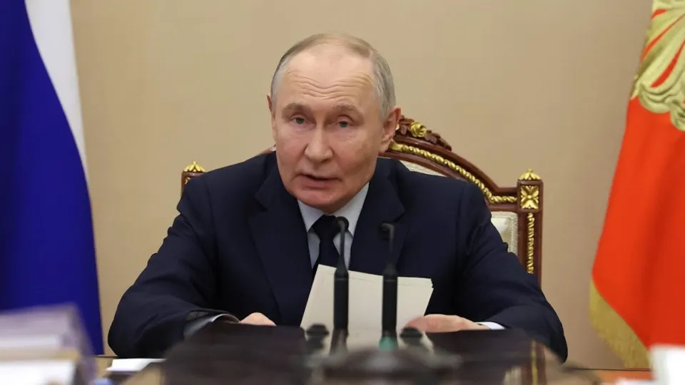 Президент заявил, что падение вложений связано с макрофакторами и мерами властей, а не с «паузой» в инвестициях. Крупные компании снизили расходы, на это влияют высокие ставки, снижение прибыли и внешние ограничения; бюджетные возможности для стимулов ограничены.