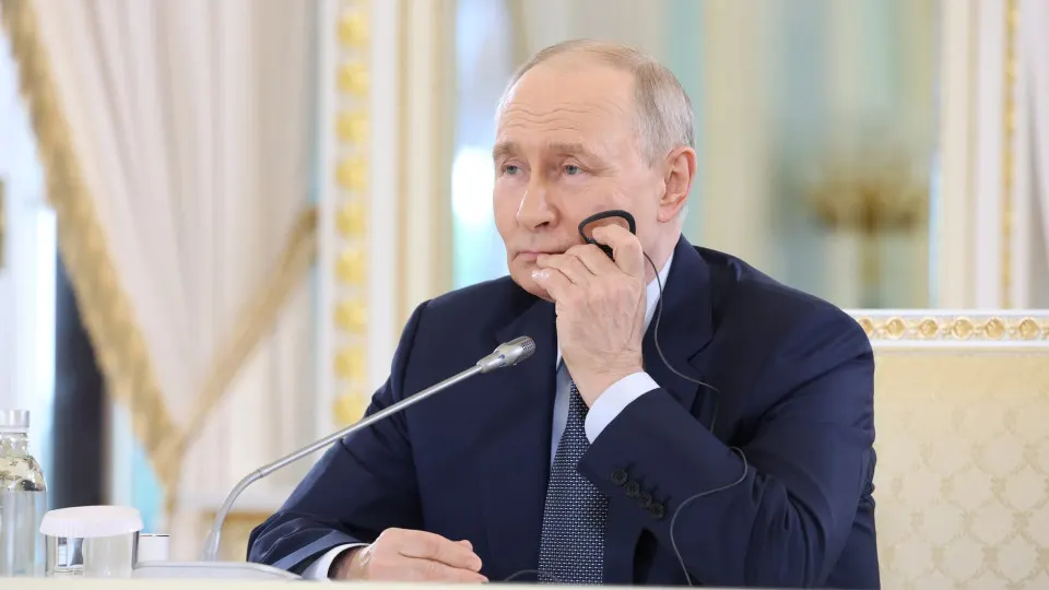 На Петербургском международном экономическом форуме президент заявил, что Россия совершенствует систему ПВО, признаёт прорывы отдельных дронов и связывает это с западными поставками. Между тем число ударов по нефтяной инфраструктуре и сокращение загрузки НПЗ заставляют усиливать оборонительные меры и логистику.